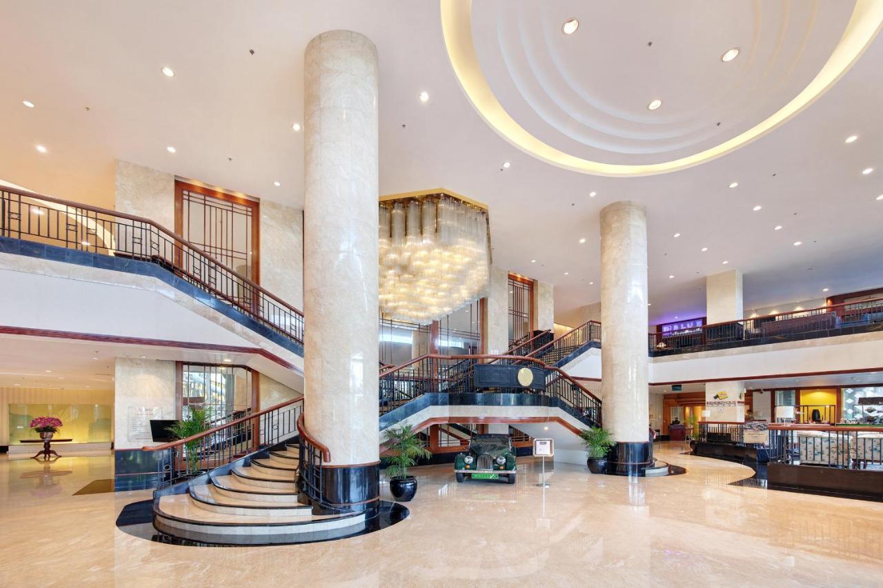Lumire Hotel & Convention Centre Yakarta Exterior foto